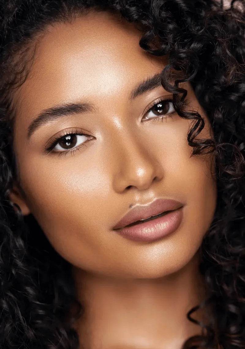 Minimalist everyday natural makeup with a soft facial sculpting effect on medium skin tones